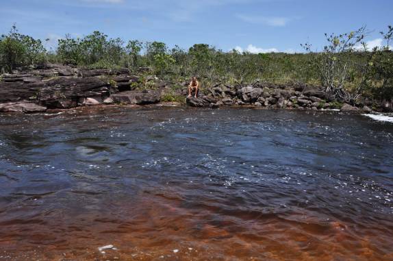 Refrescando-se em um delicioso rio próximo a estrada que corta a Gran Sabana, na Venezuela
